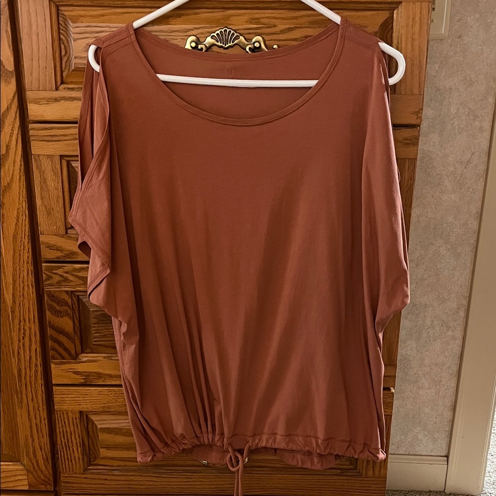 ✨ Lululemon Renew the Day Cold Shoulder Top ✨